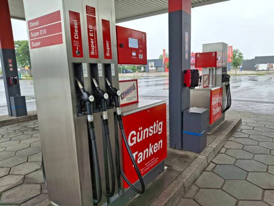 Stockbilder 07 2026 Freie Tankstelle Hamburg Hamburg Deutschland *** Stock Photos 07 2026 Unmanned Gas Station Hamburg, Hamburg, Germany Copyright: xLobeca RalfxHomburgx
