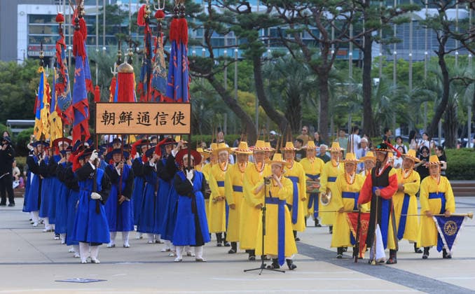 Reenacting Joseon Tongsinsa procession Reenacting Joseon Tongsinsa procession A procession of the historic Joseon Tongsinsa diplomatic mission is reenacted in Busan, some 330 kilometers southeast of Seoul, on July 26, 2026, where South Korea was hosting its first UNESCO World Heritage Committee session. (Yonhap) 2026-07-26 20:00:39 < 1980-2026 YONHAPNEWS AGENCY. .> ºÎ»ê±¤¿ª½Ã EDITORIAL USE ONLY  Copyright: xx PYH2026072608280031500 YonhapxNewsx yonphotos254865