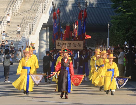 Reenacting Joseon Tongsinsa procession Reenacting Joseon Tongsinsa procession A procession of the historic Joseon Tongsinsa diplomatic mission is reenacted in Busan, some 330 kilometers southeast of Seoul, on July 26, 2026, where South Korea was hosting its first UNESCO World Heritage Committee session. (Yonhap) 2026-07-26 20:00:51 < 1980-2026 YONHAPNEWS AGENCY. .> ºÎ»ê±¤¿ª½Ã EDITORIAL USE ONLY  Copyright: xx PYH2026072608290031500 YonhapxNewsx yonphotos254866