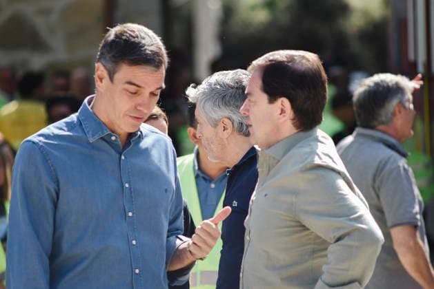 Sánchez Visits the PMA in Navaluenga, Ávila. Prime Minister Pedro Sánchez (left), accompanied by the president of the Regional Government of Castile and León, Alfonso Fernández Manueco (right), and Minister of the Interior, Fernando Grande Marlaska, during a visit to the Forward Command Post (PMA) set up to manage the firefighting efforts for the Burgohondo wildfire, on July 27, 2026, in Navaluenga, Ávila, Castile and León, Spain. Sánchez traveled this Sunday to the forward command post in the town of Navaluenga, Ávila, to see firsthand the progress of the fires affecting this province. JULY 26, 2026 FOREST FIRE in Navaluenga, ÃÁvila, Castile and León, and in Navaluenga, Ávila, Castile and León, Spain  Copyright: xMateoxLanzuelax 7688541