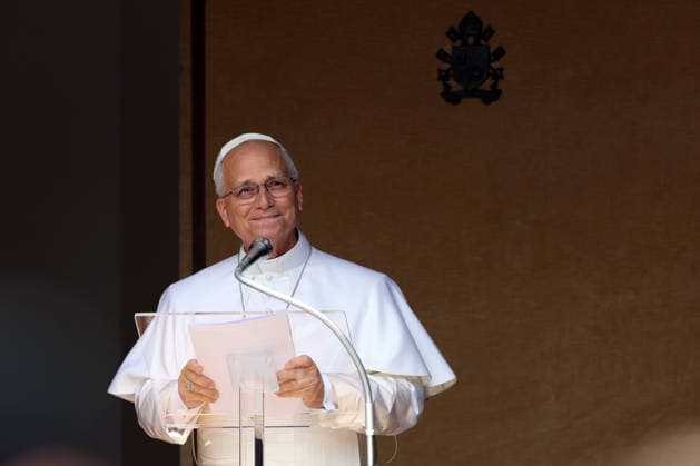 IPA87009667 - CASTEL GANDOLFO (RM) - Italy, July 26, 2026: Pope Leo XIV leads the Angelus prayer from the papal residence overlooking Piazza della LibertÃ in Castel Gandolfo, addressing the faithful and pilgrims who have come from various locations to participate in the traditional Sunday event. At the conclusion of the prayer, the Pontiff greets those present and imparts the apostolic blessing.  Copyright: xmarcoxiacobuccix xmarcoxiacobuccix 87009667