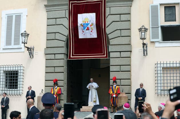 IPA87009695 - CASTEL GANDOLFO (RM) - Italy, July 26, 2026: Pope Leo XIV leads the Angelus prayer from the papal residence overlooking Piazza della LibertÃ in Castel Gandolfo, addressing the faithful and pilgrims who have come from various locations to participate in the traditional Sunday event. At the conclusion of the prayer, the Pontiff greets those present and imparts the apostolic blessing.  Copyright: xmarcoxiacobuccix xmarcoxiacobuccix 87009695