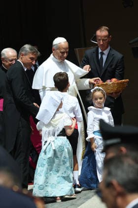 IPA87009746 - CASTEL GANDOLFO (RM) - Italy, July 26, 2026: At the end of the Angelus, the pope blesses the catch of the day. Pope Leo XIV leads the Angelus prayer from the papal residence overlooking Piazza della LibertÃ in Castel Gandolfo, addressing the faithful and pilgrims who have come from various locations to participate in the traditional Sunday event. At the conclusion of the prayer, the Pope greets those present and imparts the apostolic blessing.  Copyright: xmarcoxiacobuccix xmarcoxiacobuccix 87009746