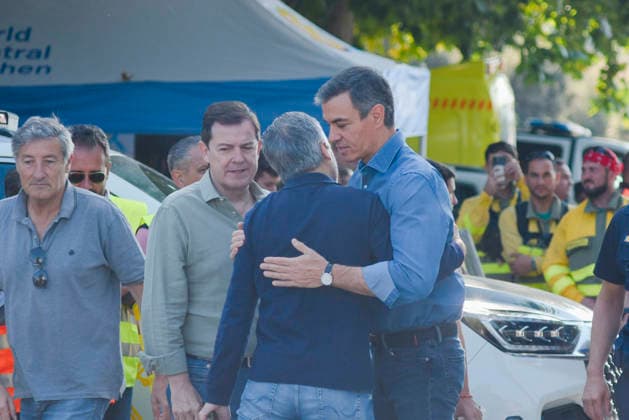 Sánchez Visits the PMA in Navaluenga, Ávila. Prime Minister Pedro Sánchez, accompanied by the president of the Regional Government of Castile and León, Alfonso Fernández Manueco, and the Minister of the Interior, Fernando Grande Marlaska, during a visit to the Forward Command Post (PMA) set up to manage the firefighting efforts for the Burgohondo wildfire, on July 27, 2026, in Navaluenga, Ávila, Castile and León, Spain. Sánchez traveled this Sunday to the forward command post in the town of Navaluenga, Ávila, to see firsthand the progress of the fires affecting this province. JULY 26, 2026 FOREST FIRE in Navaluenga, ÃÁvila, Castile and León, and in Navaluenga, Ávila, Castile and León, Spain  Copyright: xMateoxLanzuelax 7688542