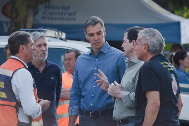 Sánchez Visits the PMA in Navaluenga, Ávila. Prime Minister Pedro Sánchez (center), accompanied by the president of the Regional Government of Castile and León, Alfonso Fernández Manueco (2nd from left), and the Minister of the Interior, Fernando Grande Marlaska (2nd from right), and the Government Delegate in Castile and León, Nicanor Sen (d), during a visit to the Forward Command Post (PMA) set up to manage the firefighting efforts for the Burgohondo wildfire, on July 27, 2026, in Navaluenga, Ávila, Castile and León, Spain. Sánchez traveled this Sunday to the forward command post in the town of Navaluenga, Ávila, to see firsthand the progress of the fires affecting this province. JULY 26, 2026 FOREST FIRE in Navaluenga, ÃÁvila, Castile a  Copyright: xMateoxLanzuelax 7688543