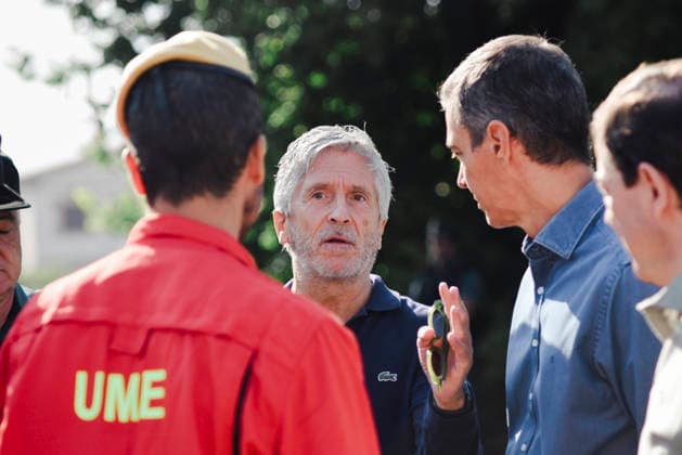Sánchez Visits the PMA in Navaluenga, Ávila. Prime Minister Pedro Sánchez (left), accompanied by Interior Minister Fernando Grande Marlaska (right), during a visit to the Forward Command Post (PMA) set up to coordinate efforts to extinguish the Burgohondo wildfire, on July 27, 2026, in Navaluenga, Ávila, Castile and León, Spain. Sánchez traveled this Sunday to the forward command post in the town of Navaluenga, Ávila, to see firsthand the progress of the fires affecting this province. JULY 26, 2026 FOREST FIRE in Navaluenga, ÃÁvila, Castile and León, and in Navaluenga, Ávila, Castile and León, Spain  Copyright: xMateoxLanzuelax 7688544