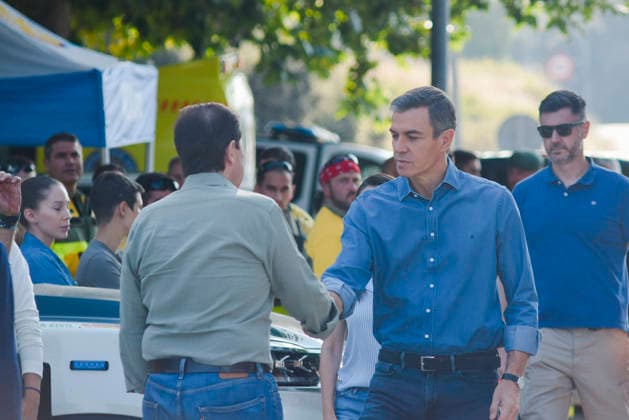Sánchez Visits the PMA in Navaluenga, Ávila: Prime Minister Pedro Sánchez d and the president of the Regional Government of Castile and León, Alfonso Fernández Manueco i, during their visit to the Forward Command Post (PMA) set up to manage the firefighting efforts for the Burgohondo wildfire, on July 27, 2026, in Navaluenga, Ávila, Castile and León, Spain. Sánchez traveled this Sunday to the forward command post in the town of Navaluenga, Ávila, to see firsthand the progress of the fires affecting this province. JULY 26, 2026 FOREST FIRE in Navaluenga, ÃÁvila, Castile and León, and in Navaluenga, Ávila, Castile and León, Spain  Copyright: xMateoxLanzuelax 7688545