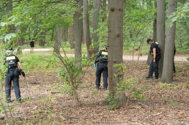 Tatort CSD-Anschlag am Ahornsteig im Tiergarten, Sucheinheiten der Polizei durchkämmen systematisch die angrenzenden Bereiche des Tiergartens, Berlin, 26. Juli 2026 Deutschland, Berlin, 26. Juli 2026, Sucheinheiten der Polizei durchkämmen systematisch die angrenzenden Bereiche des Tiergartens, Tatort CSD-Anschlag am Ahornsteig im Tiergarten, Szene am Sonntagmoittag um 13 Uhr, 15 Stunden nach dem Terroranschlag, bei dem ein Mensch starb und weitere teils schwer verletzt wurden, *** Crime Scene: CSD Attack on Ahornsteig in the Tiergarten; Police search teams are systematically combing through the surrounding areas of the Tiergarten, Berlin, July 26, 2026, Germany, Berlin, July 26, 2026, Police search teams are systematically combing through