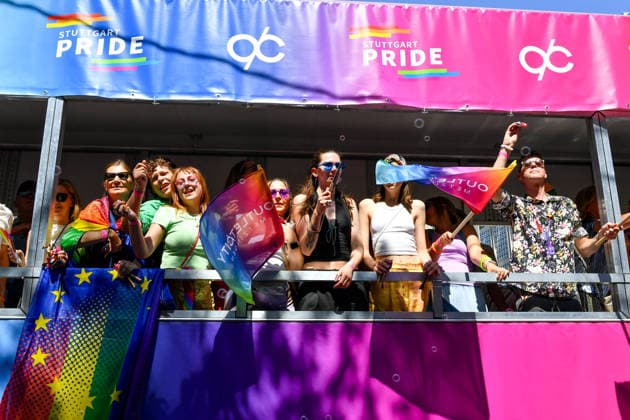 Deutschland, Baden-Wuerttemberg, Stuttgart 26.07.2026, Deutschland, GER, Baden-Wuerttemberg, Stuttgart, im Bild Themenbild, Vielfalt, Gleichberechtigung, LGBTQIA+, Love is Love, Stuttgart zeigt Flagge, CSD-Parade, Pride-Week, Community, Sichtbarkeit, Solidaritaet, Toleranz, Akzeptanz, Regenbogen, Menschenrechte, Politik mit Pride, Pride Night, Kulturfestival, Demo fuer Vielfalt, Queere Stimmen, Empowerment, Trans, Transgender, Homosexuell, Schilder, Fahnen, Bunt, LGBTQ, Lesbisch, Schwul, Bisexuell, Queer, Pride, Coming-out, Regenbogenflagge, Inklusion, Genderidentitaet, sexuelle Orientierung, Feature, Symbolbild Baden-Wuerttemberg *** Germany, Baden-Württemberg, Stuttgart, July 26, 2026, Germany, GER, Baden-Württemberg, Stuttgart, Featured Deutschland, Baden-Wuerttemberg, Stuttgart, Pride, 26.07.2026-17