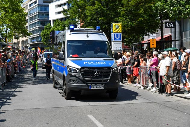 Deutschland, Baden-Wuerttemberg, Stuttgart 26.07.2026, Deutschland, GER, Baden-Wuerttemberg, Stuttgart, im Bild Themenbild, Vielfalt, Gleichberechtigung, LGBTQIA+, Love is Love, Stuttgart zeigt Flagge, CSD-Parade, Pride-Week, Community, Sichtbarkeit, Solidaritaet, Toleranz, Akzeptanz, Regenbogen, Menschenrechte, Politik mit Pride, Pride Night, Kulturfestival, Demo fuer Vielfalt, Queere Stimmen, Empowerment, Trans, Transgender, Homosexuell, Schilder, Fahnen, Bunt, LGBTQ, Lesbisch, Schwul, Bisexuell, Queer, Pride, Coming-out, Regenbogenflagge, Inklusion, Genderidentitaet, sexuelle Orientierung, Polizei, Feature, Symbolbild Baden-Wuerttemberg *** Germany, Baden-Württemberg, Stuttgart, July 26, 2026, Germany, GER, Baden-Württemberg, Stuttgart, Deutschland, Baden-Wuerttemberg, Stuttgart, Pride, 26.07.2026-9