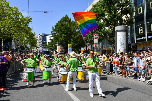 Deutschland, Baden-Wuerttemberg, Stuttgart 26.07.2026, Deutschland, GER, Baden-Wuerttemberg, Stuttgart, im Bild Themenbild, Vielfalt, Gleichberechtigung, LGBTQIA+, Love is Love, Stuttgart zeigt Flagge, CSD-Parade, Pride-Week, Community, Sichtbarkeit, Solidaritaet, Toleranz, Akzeptanz, Regenbogen, Menschenrechte, Politik mit Pride, Pride Night, Kulturfestival, Demo fuer Vielfalt, Queere Stimmen, Empowerment, Trans, Transgender, Homosexuell, Schilder, Fahnen, Bunt, LGBTQ, Lesbisch, Schwul, Bisexuell, Queer, Pride, Coming-out, Regenbogenflagge, Inklusion, Genderidentitaet, sexuelle Orientierung, Feature, Symbolbild Baden-Wuerttemberg *** Germany, Baden-Württemberg, Stuttgart, July 26, 2026, Germany, GER, Baden-Württemberg, Stuttgart, Featured Deutschland, Baden-Wuerttemberg, Stuttgart, Pride, 26.07.2026-15