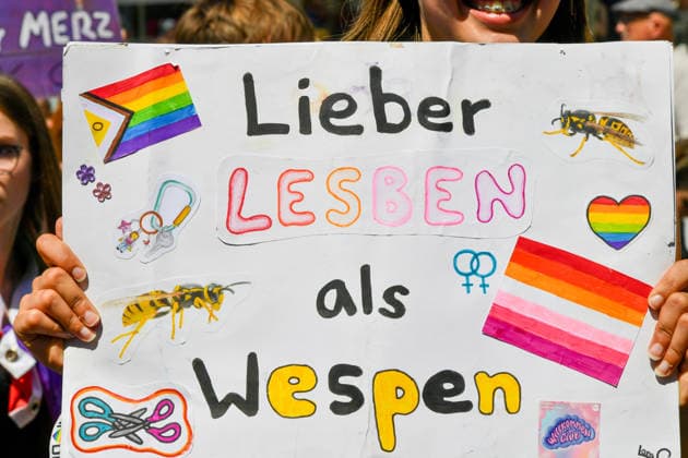 Deutschland, Baden-Wuerttemberg, Stuttgart 26.07.2026, Deutschland, GER, Baden-Wuerttemberg, Stuttgart, im Bild Themenbild, Vielfalt, Gleichberechtigung, LGBTQIA+, Love is Love, Stuttgart zeigt Flagge, CSD-Parade, Pride-Week, Community, Sichtbarkeit, Solidaritaet, Toleranz, Akzeptanz, Regenbogen, Menschenrechte, Politik mit Pride, Pride Night, Kulturfestival, Demo fuer Vielfalt, Queere Stimmen, Empowerment, Trans, Transgender, Homosexuell, Schilder, Fahnen, Bunt, LGBTQ, Lesbisch, Schwul, Bisexuell, Queer, Pride, Coming-out, Regenbogenflagge, Inklusion, Genderidentitaet, sexuelle Orientierung, Feature, Symbolbild Baden-Wuerttemberg *** Germany, Baden-Württemberg, Stuttgart, July 26, 2026, Germany, GER, Baden-Württemberg, Stuttgart, Featured Deutschland, Baden-Wuerttemberg, Stuttgart, Pride, 26.07.2026-20