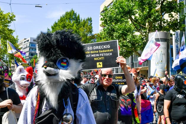 Deutschland, Baden-Wuerttemberg, Stuttgart 26.07.2026, Deutschland, GER, Baden-Wuerttemberg, Stuttgart, im Bild Themenbild, Vielfalt, Gleichberechtigung, LGBTQIA+, Love is Love, Stuttgart zeigt Flagge, CSD-Parade, Pride-Week, Community, Sichtbarkeit, Solidaritaet, Toleranz, Akzeptanz, Regenbogen, Menschenrechte, Politik mit Pride, Pride Night, Kulturfestival, Demo fuer Vielfalt, Queere Stimmen, Empowerment, Trans, Transgender, Homosexuell, Schilder, Fahnen, Bunt, LGBTQ, Lesbisch, Schwul, Bisexuell, Queer, Pride, Coming-out, Regenbogenflagge, Inklusion, Genderidentitaet, sexuelle Orientierung, Feature, Symbolbild Baden-Wuerttemberg *** Germany, Baden-Württemberg, Stuttgart, July 26, 2026, Germany, GER, Baden-Württemberg, Stuttgart, Featured Deutschland, Baden-Wuerttemberg, Stuttgart, Pride, 26.07.2026-28