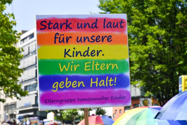 Deutschland, Baden-Wuerttemberg, Stuttgart 26.07.2026, Deutschland, GER, Baden-Wuerttemberg, Stuttgart, im Bild Themenbild, Vielfalt, Gleichberechtigung, LGBTQIA+, Love is Love, Stuttgart zeigt Flagge, CSD-Parade, Pride-Week, Community, Sichtbarkeit, Solidaritaet, Toleranz, Akzeptanz, Regenbogen, Menschenrechte, Politik mit Pride, Pride Night, Kulturfestival, Demo fuer Vielfalt, Queere Stimmen, Empowerment, Trans, Transgender, Homosexuell, Schilder, Fahnen, Bunt, LGBTQ, Lesbisch, Schwul, Bisexuell, Queer, Pride, Coming-out, Regenbogenflagge, Inklusion, Genderidentitaet, sexuelle Orientierung, Feature, Symbolbild Baden-Wuerttemberg *** Germany, Baden-Württemberg, Stuttgart, July 26, 2026, Germany, GER, Baden-Württemberg, Stuttgart, Featured Deutschland, Baden-Wuerttemberg, Stuttgart, Pride, 26.07.2026-36