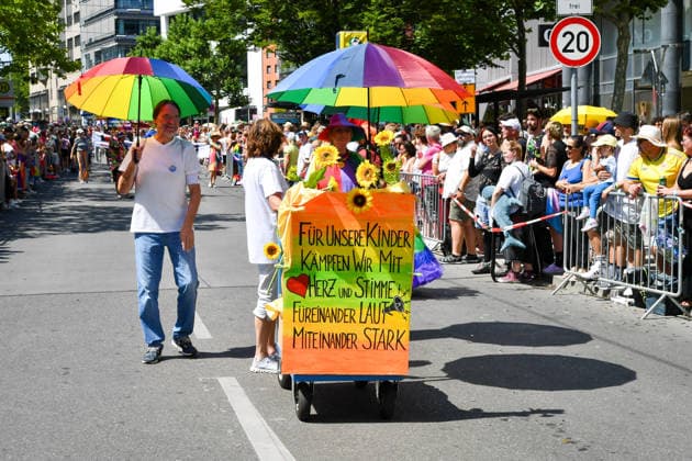 Deutschland, Baden-Wuerttemberg, Stuttgart 26.07.2026, Deutschland, GER, Baden-Wuerttemberg, Stuttgart, im Bild Themenbild, Vielfalt, Gleichberechtigung, LGBTQIA+, Love is Love, Stuttgart zeigt Flagge, CSD-Parade, Pride-Week, Community, Sichtbarkeit, Solidaritaet, Toleranz, Akzeptanz, Regenbogen, Menschenrechte, Politik mit Pride, Pride Night, Kulturfestival, Demo fuer Vielfalt, Queere Stimmen, Empowerment, Trans, Transgender, Homosexuell, Schilder, Fahnen, Bunt, LGBTQ, Lesbisch, Schwul, Bisexuell, Queer, Pride, Coming-out, Regenbogenflagge, Inklusion, Genderidentitaet, sexuelle Orientierung, Feature, Symbolbild Baden-Wuerttemberg *** Germany, Baden-Württemberg, Stuttgart, July 26, 2026, Germany, GER, Baden-Württemberg, Stuttgart, Featured Deutschland, Baden-Wuerttemberg, Stuttgart, Pride, 26.07.2026-37