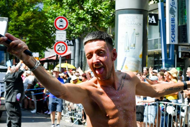 Deutschland, Baden-Wuerttemberg, Stuttgart 26.07.2026, Deutschland, GER, Baden-Wuerttemberg, Stuttgart, im Bild Themenbild, Vielfalt, Gleichberechtigung, LGBTQIA+, Love is Love, Stuttgart zeigt Flagge, CSD-Parade, Pride-Week, Community, Sichtbarkeit, Solidaritaet, Toleranz, Akzeptanz, Regenbogen, Menschenrechte, Politik mit Pride, Pride Night, Kulturfestival, Demo fuer Vielfalt, Queere Stimmen, Empowerment, Trans, Transgender, Homosexuell, Schilder, Fahnen, Bunt, LGBTQ, Lesbisch, Schwul, Bisexuell, Queer, Pride, Coming-out, Regenbogenflagge, Inklusion, Genderidentitaet, sexuelle Orientierung, Feature, Symbolbild Baden-Wuerttemberg *** Germany, Baden-Württemberg, Stuttgart, July 26, 2026, Germany, GER, Baden-Württemberg, Stuttgart, Featured Deutschland, Baden-Wuerttemberg, Stuttgart, Pride, 26.07.2026-51