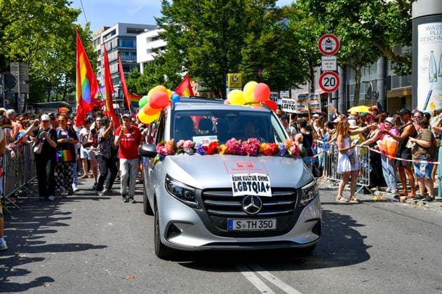 Deutschland, Baden-Wuerttemberg, Stuttgart 26.07.2026, Deutschland, GER, Baden-Wuerttemberg, Stuttgart, im Bild Themenbild, Vielfalt, Gleichberechtigung, LGBTQIA+, Love is Love, Stuttgart zeigt Flagge, CSD-Parade, Pride-Week, Community, Sichtbarkeit, Solidaritaet, Toleranz, Akzeptanz, Regenbogen, Menschenrechte, Politik mit Pride, Pride Night, Kulturfestival, Demo fuer Vielfalt, Queere Stimmen, Empowerment, Trans, Transgender, Homosexuell, Schilder, Fahnen, Bunt, LGBTQ, Lesbisch, Schwul, Bisexuell, Queer, Pride, Coming-out, Regenbogenflagge, Inklusion, Genderidentitaet, sexuelle Orientierung, Feature, Symbolbild Baden-Wuerttemberg *** Germany, Baden-Württemberg, Stuttgart, July 26, 2026, Germany, GER, Baden-Württemberg, Stuttgart, Featured Deutschland, Baden-Wuerttemberg, Stuttgart, Pride, 26.07.2026-60