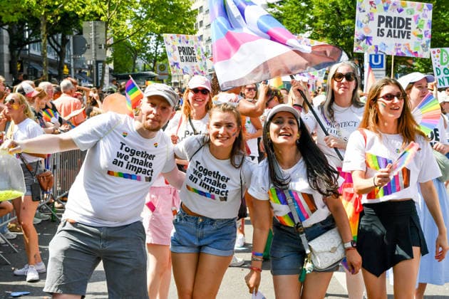 Deutschland, Baden-Wuerttemberg, Stuttgart 26.07.2026, Deutschland, GER, Baden-Wuerttemberg, Stuttgart, im Bild Themenbild, Vielfalt, Gleichberechtigung, LGBTQIA+, Love is Love, Stuttgart zeigt Flagge, CSD-Parade, Pride-Week, Community, Sichtbarkeit, Solidaritaet, Toleranz, Akzeptanz, Regenbogen, Menschenrechte, Politik mit Pride, Pride Night, Kulturfestival, Demo fuer Vielfalt, Queere Stimmen, Empowerment, Trans, Transgender, Homosexuell, Schilder, Fahnen, Bunt, LGBTQ, Lesbisch, Schwul, Bisexuell, Queer, Pride, Coming-out, Regenbogenflagge, Inklusion, Genderidentitaet, sexuelle Orientierung, Feature, Symbolbild Baden-Wuerttemberg *** Germany, Baden-Württemberg, Stuttgart, July 26, 2026, Germany, GER, Baden-Württemberg, Stuttgart, Featured Deutschland, Baden-Wuerttemberg, Stuttgart, Pride, 26.07.2026-70