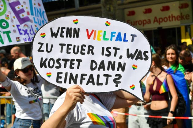 Deutschland, Baden-Wuerttemberg, Stuttgart 26.07.2026, Deutschland, GER, Baden-Wuerttemberg, Stuttgart, im Bild Themenbild, Vielfalt, Gleichberechtigung, LGBTQIA+, Love is Love, Stuttgart zeigt Flagge, CSD-Parade, Pride-Week, Community, Sichtbarkeit, Solidaritaet, Toleranz, Akzeptanz, Regenbogen, Menschenrechte, Politik mit Pride, Pride Night, Kulturfestival, Demo fuer Vielfalt, Queere Stimmen, Empowerment, Trans, Transgender, Homosexuell, Schilder, Fahnen, Bunt, LGBTQ, Lesbisch, Schwul, Bisexuell, Queer, Pride, Coming-out, Regenbogenflagge, Inklusion, Genderidentitaet, sexuelle Orientierung, Feature, Symbolbild Baden-Wuerttemberg *** Germany, Baden-Württemberg, Stuttgart, July 26, 2026, Germany, GER, Baden-Württemberg, Stuttgart, Featured Deutschland, Baden-Wuerttemberg, Stuttgart, Pride, 26.07.2026-71
