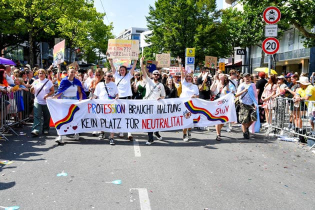 Deutschland, Baden-Wuerttemberg, Stuttgart 26.07.2026, Deutschland, GER, Baden-Wuerttemberg, Stuttgart, im Bild Themenbild, Vielfalt, Gleichberechtigung, LGBTQIA+, Love is Love, Stuttgart zeigt Flagge, CSD-Parade, Pride-Week, Community, Sichtbarkeit, Solidaritaet, Toleranz, Akzeptanz, Regenbogen, Menschenrechte, Politik mit Pride, Pride Night, Kulturfestival, Demo fuer Vielfalt, Queere Stimmen, Empowerment, Trans, Transgender, Homosexuell, Schilder, Fahnen, Bunt, LGBTQ, Lesbisch, Schwul, Bisexuell, Queer, Pride, Coming-out, Regenbogenflagge, Inklusion, Genderidentitaet, sexuelle Orientierung, Feature, Symbolbild Baden-Wuerttemberg *** Germany, Baden-Württemberg, Stuttgart, July 26, 2026, Germany, GER, Baden-Württemberg, Stuttgart, Featured Deutschland, Baden-Wuerttemberg, Stuttgart, Pride, 26.07.2026-73