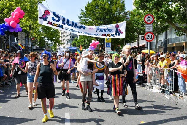 Deutschland, Baden-Wuerttemberg, Stuttgart 26.07.2026, Deutschland, GER, Baden-Wuerttemberg, Stuttgart, im Bild Themenbild, Vielfalt, Gleichberechtigung, LGBTQIA+, Love is Love, Stuttgart zeigt Flagge, CSD-Parade, Pride-Week, Community, Sichtbarkeit, Solidaritaet, Toleranz, Akzeptanz, Regenbogen, Menschenrechte, Politik mit Pride, Pride Night, Kulturfestival, Demo fuer Vielfalt, Queere Stimmen, Empowerment, Trans, Transgender, Homosexuell, Schilder, Fahnen, Bunt, LGBTQ, Lesbisch, Schwul, Bisexuell, Queer, Pride, Coming-out, Regenbogenflagge, Inklusion, Genderidentitaet, sexuelle Orientierung, Feature, Symbolbild Baden-Wuerttemberg *** Germany, Baden-Württemberg, Stuttgart, July 26, 2026, Germany, GER, Baden-Württemberg, Stuttgart, Featured Deutschland, Baden-Wuerttemberg, Stuttgart, Pride, 26.07.2026-77