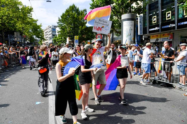 Deutschland, Baden-Wuerttemberg, Stuttgart 26.07.2026, Deutschland, GER, Baden-Wuerttemberg, Stuttgart, im Bild Themenbild, Vielfalt, Gleichberechtigung, LGBTQIA+, Love is Love, Stuttgart zeigt Flagge, CSD-Parade, Pride-Week, Community, Sichtbarkeit, Solidaritaet, Toleranz, Akzeptanz, Regenbogen, Menschenrechte, Politik mit Pride, Pride Night, Kulturfestival, Demo fuer Vielfalt, Queere Stimmen, Empowerment, Trans, Transgender, Homosexuell, Schilder, Fahnen, Bunt, LGBTQ, Lesbisch, Schwul, Bisexuell, Queer, Pride, Coming-out, Regenbogenflagge, Inklusion, Genderidentitaet, sexuelle Orientierung, Feature, Symbolbild Baden-Wuerttemberg *** Germany, Baden-Württemberg, Stuttgart, July 26, 2026, Germany, GER, Baden-Württemberg, Stuttgart, Featured Deutschland, Baden-Wuerttemberg, Stuttgart, Pride, 26.07.2026-83