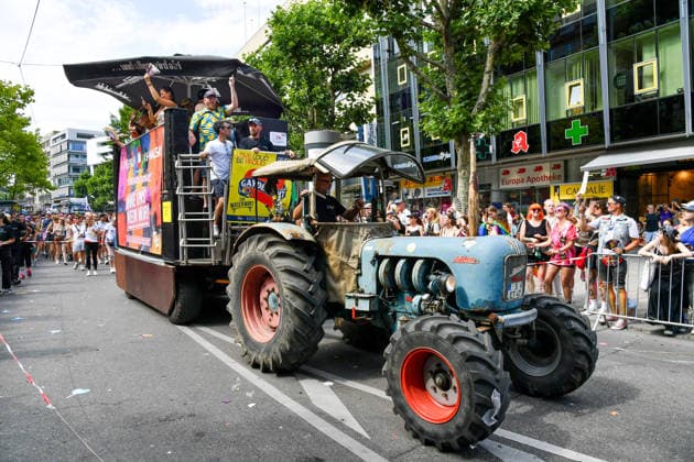 Deutschland, Baden-Wuerttemberg, Stuttgart 26.07.2026, Deutschland, GER, Baden-Wuerttemberg, Stuttgart, im Bild Themenbild, Vielfalt, Gleichberechtigung, LGBTQIA+, Love is Love, Stuttgart zeigt Flagge, CSD-Parade, Pride-Week, Community, Sichtbarkeit, Solidaritaet, Toleranz, Akzeptanz, Regenbogen, Menschenrechte, Politik mit Pride, Pride Night, Kulturfestival, Demo fuer Vielfalt, Queere Stimmen, Empowerment, Trans, Transgender, Homosexuell, Schilder, Fahnen, Bunt, LGBTQ, Lesbisch, Schwul, Bisexuell, Queer, Pride, Coming-out, Regenbogenflagge, Inklusion, Genderidentitaet, sexuelle Orientierung, Feature, Symbolbild Baden-Wuerttemberg *** Germany, Baden-Württemberg, Stuttgart, July 26, 2026, Germany, GER, Baden-Württemberg, Stuttgart, Featured Deutschland, Baden-Wuerttemberg, Stuttgart, Pride, 26.07.2026-85