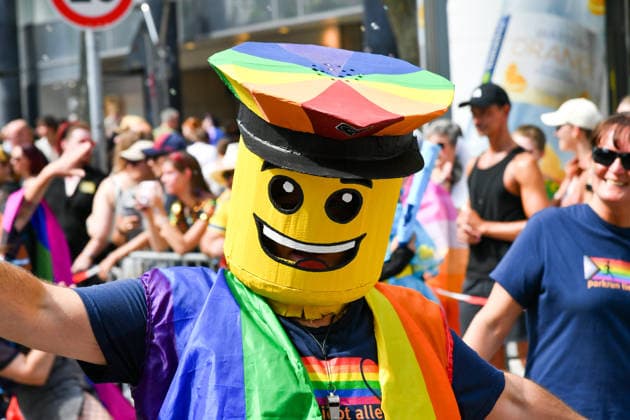 Deutschland, Baden-Wuerttemberg, Stuttgart 26.07.2026, Deutschland, GER, Baden-Wuerttemberg, Stuttgart, im Bild Themenbild, Vielfalt, Gleichberechtigung, LGBTQIA+, Love is Love, Stuttgart zeigt Flagge, CSD-Parade, Pride-Week, Community, Sichtbarkeit, Solidaritaet, Toleranz, Akzeptanz, Regenbogen, Menschenrechte, Politik mit Pride, Pride Night, Kulturfestival, Demo fuer Vielfalt, Queere Stimmen, Empowerment, Trans, Transgender, Homosexuell, Schilder, Fahnen, Bunt, LGBTQ, Lesbisch, Schwul, Bisexuell, Queer, Pride, Coming-out, Regenbogenflagge, Inklusion, Genderidentitaet, sexuelle Orientierung, Feature, Symbolbild Baden-Wuerttemberg *** Germany, Baden-Württemberg, Stuttgart, July 26, 2026, Germany, GER, Baden-Württemberg, Stuttgart, Featured Deutschland, Baden-Wuerttemberg, Stuttgart, Pride, 26.07.2026-88