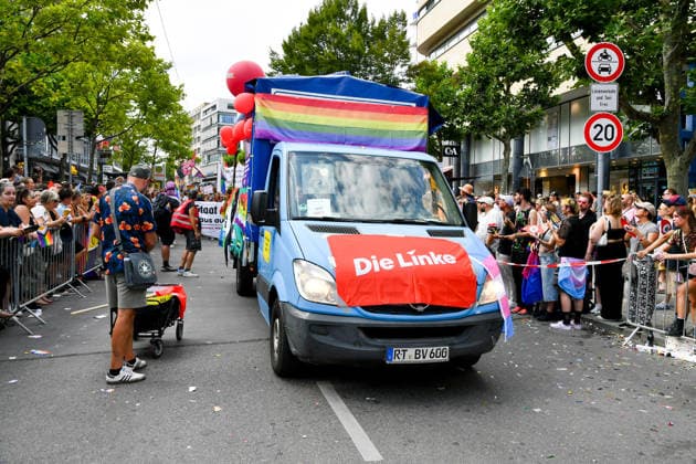 Deutschland, Baden-Wuerttemberg, Stuttgart 26.07.2026, Deutschland, GER, Baden-Wuerttemberg, Stuttgart, im Bild Themenbild, Vielfalt, Gleichberechtigung, LGBTQIA+, Love is Love, Stuttgart zeigt Flagge, CSD-Parade, Pride-Week, Community, Sichtbarkeit, Solidaritaet, Toleranz, Akzeptanz, Regenbogen, Menschenrechte, Politik mit Pride, Pride Night, Kulturfestival, Demo fuer Vielfalt, Queere Stimmen, Empowerment, Trans, Transgender, Homosexuell, Schilder, Fahnen, Bunt, LGBTQ, Lesbisch, Schwul, Bisexuell, Queer, Pride, Coming-out, Regenbogenflagge, Inklusion, Genderidentitaet, sexuelle Orientierung, Feature, Symbolbild Baden-Wuerttemberg *** Germany, Baden-Württemberg, Stuttgart, July 26, 2026, Germany, GER, Baden-Württemberg, Stuttgart, Featured Deutschland, Baden-Wuerttemberg, Stuttgart, Pride, 26.07.2026-95
