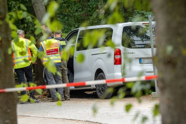 Tatort CSD-Anschlag am Ahornsteig im Tiergarten, Polizisten untersuchen das Tatfahrzeug, der Citroen Transporter krachte hier gestern Abend vor einen Baum, Berlin, 26. Juli 2026 Deutschland, Berlin, 26. Juli 2026, Tatort CSD-Anschlag am Ahornsteig im Tiergarten, Polizisten untersuchen das Tatfahrzeug, einen Citroen Transporter, das Fahrzeug krachte hier gestern Abend vor einen Baum, Polizei untersucht Transporter und Anschlagsort, eine Absperrung riegelt den Bereich ab, Szene am Sonntagmorgen um 13 Uhr, 15 Stunden nach dem Terroranschlag, bei dem ein Mensch starb und weitere teils schwer verletzt wurden, *** Crime Scene: CSD Attack on Ahornsteig in Tiergarten; police are examining the vehicle used in the attack—the Citroën Transporter crash