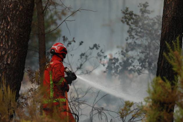 Wildfire continues to spread in France’s Gironde department GIRONDE, FRANCE - JULY 26: Firefighting operations continue as a major wildfire spreads across forest areas near Audenge in the Gironde department of southwestern France on July 26, 2026. Mohamad Salaheldin Abdelghani Alsayed Anadolu Gironde France. Editorial use only. Please get in touch for any other usage.  Copyright: x2026xAnadoluxMohamadxSalaheldinxAbdelghanixAlsayedx