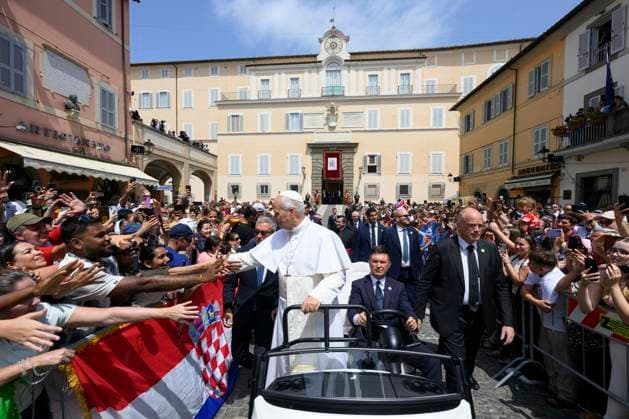 ITALY - POPE LEO XIV LEADING THE ANGELUS PRAYER IN CASTEL GANDOLFO NEAR ROME - 2026 7 26 Italy, Castel Gandolfo , Vatican, 2026 7 26 Pope Leo XIV leading the Angelus prayer in Castel Gandolfo near Rome, EDITORIAL USE ONLY - NO BOOKS Copyright: xVATICANxMEDIAx