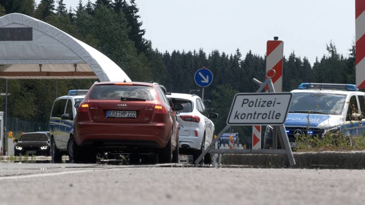 Nach dem Anschlag auf der CSD-Veranstaltung in Berlin mit einem Toden und zahlreichen, teils lebensgefährlich verletzten Personen, läuft die Suche nach Abdul Ballout auf Hochtouren. An jedem noch so kleinen Grenzübergang stehen schwer bewaffnete Bundespolizisten mit dem MG um die Brust. Autofahrer werden nach Ausweisen gefragt, müssen ihren Kofferraum öffnen. Auch am Grenzübergang nach Tschechien, in Reitzenhain im Erzgebirge finden intensive Kontrollen statt. Der Verkehr staute sich und Autofahrer mussten einige Zeit mit sich bringen. Reitzenhain Sachsen Deutschland *** Following the attack at the CSD event in Berlin, which left one person dead and many others injured—some critically—the search for Abdul Ballout is in full swing. At every