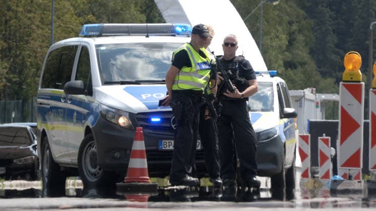 Nach dem Anschlag auf der CSD-Veranstaltung in Berlin mit einem Toden und zahlreichen, teils lebensgefährlich verletzten Personen, läuft die Suche nach Abdul Ballout auf Hochtouren. An jedem noch so kleinen Grenzübergang stehen schwer bewaffnete Bundespolizisten mit dem MG um die Brust. Autofahrer werden nach Ausweisen gefragt, müssen ihren Kofferraum öffnen. Auch am Grenzübergang nach Tschechien, in Reitzenhain im Erzgebirge finden intensive Kontrollen statt. Der Verkehr staute sich und Autofahrer mussten einige Zeit mit sich bringen. Reitzenhain Sachsen Deutschland *** Following the attack at the CSD event in Berlin, which left one person dead and many others injured—some critically—the search for Abdul Ballout is in full swing. At every