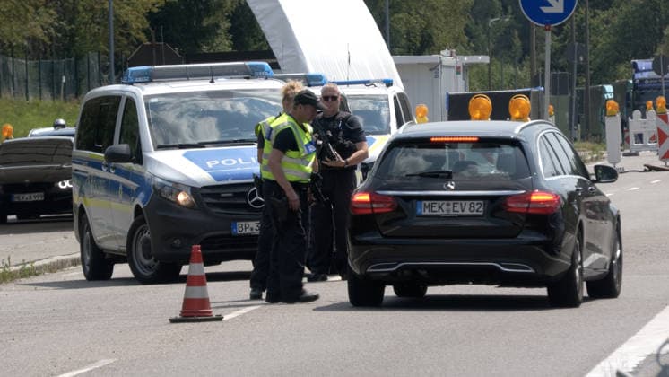 Nach dem Anschlag auf der CSD-Veranstaltung in Berlin mit einem Toden und zahlreichen, teils lebensgefährlich verletzten Personen, läuft die Suche nach Abdul Ballout auf Hochtouren. An jedem noch so kleinen Grenzübergang stehen schwer bewaffnete Bundespolizisten mit dem MG um die Brust. Autofahrer werden nach Ausweisen gefragt, müssen ihren Kofferraum öffnen. Auch am Grenzübergang nach Tschechien, in Reitzenhain im Erzgebirge finden intensive Kontrollen statt. Der Verkehr staute sich und Autofahrer mussten einige Zeit mit sich bringen. Reitzenhain Sachsen Deutschland *** Following the attack at the CSD event in Berlin, which left one person dead and many others injured—some critically—the search for Abdul Ballout is in full swing. At every