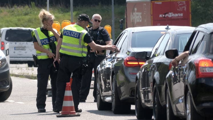 Nach dem Anschlag auf der CSD-Veranstaltung in Berlin mit einem Toden und zahlreichen, teils lebensgefährlich verletzten Personen, läuft die Suche nach Abdul Ballout auf Hochtouren. An jedem noch so kleinen Grenzübergang stehen schwer bewaffnete Bundespolizisten mit dem MG um die Brust. Autofahrer werden nach Ausweisen gefragt, müssen ihren Kofferraum öffnen. Auch am Grenzübergang nach Tschechien, in Reitzenhain im Erzgebirge finden intensive Kontrollen statt. Der Verkehr staute sich und Autofahrer mussten einige Zeit mit sich bringen. Reitzenhain Sachsen Deutschland *** Following the attack at the CSD event in Berlin, which left one person dead and many others injured—some critically—the search for Abdul Ballout is in full swing. At every