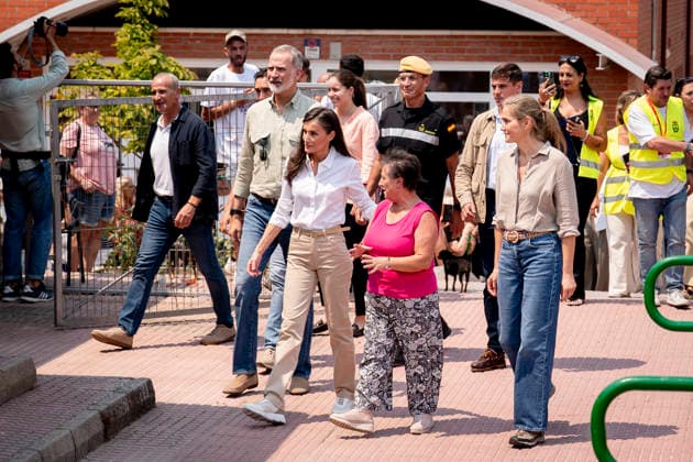 The King and Queen Visit Evacuees from the Western Mountain Range Fire in Villamanta, Madrid. The King and Queen, King Felipe VI and Queen Letizia, accompanied by the Commander-in-Chief of the UME, Francisco Javier Ramos, and the Vice President of the Government and Minister for Ecological Transition and the Demographic Challenge, Sara Aagesen, during a visit to those evacuated due to the fire in the western mountains at the La Chopera sports center on July 26, 2026, in Villamanta, Madrid, Spain. The King and Queen visited the sports center to assess the situation of those affected, show their support for the displaced families, and thank the volunteers who are helping with care and assistance. The Madrid municipality of Villamanta is host  Copyright: xA.xPÃ rezxMecax 7688606
