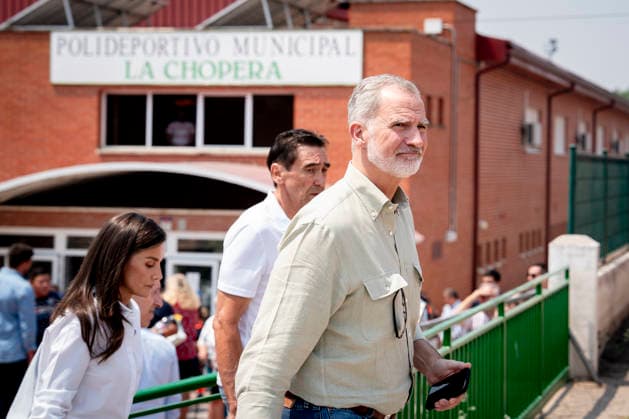 The King and Queen Visit Evacuees from the Western Mountain Range Fire in Villamanta, Madrid The King and Queen, King Felipe VI and Queen Letizia, accompanied by the mayor of Villamanta, Mariano Núnez, during their visit to evacuees from the Western Mountain Range fire at the La Chopera sports center, on July 26, 2026, in Villamanta, Madrid, Spain. The King and Queen visited the sports center to assess the situation of those affected, show their support for the displaced families, and thank the volunteers who are helping with care and assistance. The Madrid municipality of Villamanta is hosting residents evacuated from Villa del Prado, Aldea del Fresno, and other municipalities in the southwest of the region. JULY 26, 2026 On Foot Villaman  Copyright: xA.xPÃ rezxMecax 7688608