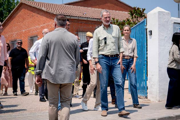 The King and Queen Visit Evacuees from the Western Mountain Range Fire in Villamanta, Madrid King Felipe VI during his visit to evacuees from the Western Mountain Range fire at the La Chopera sports center on July 26, 2026, in Villamanta, Madrid, Spain. The King and Queen visited the sports center to assess the situation of those affected, show their support for the displaced families, and thank the volunteers who are helping with care and assistance. The Madrid municipality of Villamanta is hosting residents evacuated from Villa del Prado, Aldea del Fresno, and other municipalities in the southwest of the region. JULY 26, 2026 On Foot Villamanta, Madrid Villamanta, Madrid, Spain  Copyright: xA.xPÃ rezxMecax 7688614