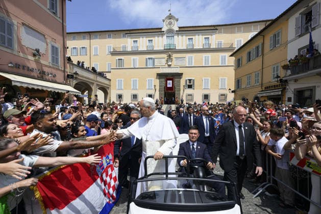 Pope Leo XIV Leads the Angelus Prayer In Castel Gandolfo - Italy Pope Leo XIV greets pilgrims after the Angelus prayer in Castel Gandolfo, near Rome, Italy where he is taking a summer break, on July 26, 2026. Photo by (EV) Simone Risoluti Vatican Media ABACAPRESS.COM Castel Gandolfo Italy  Copyright: xABACAx