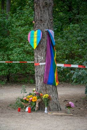 Tatort CSD-Anschlag im Tiergarten, CSD, Terror, Anschlag, Spurensicherung, Berliner Christopher Street Day, Auto fährt in Menschenmenge, 1 Tote, 16 z.T. Schwerverletzte, News, Aktuelles , Berlin Tatort CSD-Anschlag im Tiergarten, Gedenktafel, Herz, CSD, Terror, Anschlag, Spurensicherung, Berliner Christopher Street Day, Auto fährt in Menschenmenge, 1 Tote, 16 z.T. Schwerverletzte, News, Aktuelles , Berlin *** Crime Scene: CSD Attack in Tiergarten, CSD, Terror, Attack, Forensic Investigation, Berlin Christopher Street Day, Car Plows Into Crowd, 1 dead, 16 seriously injured, News, Latest News, Berlin: CSD Attack Scene in Tiergarten, Memorial Plaque, Heart, CSD, Terror, Attack, Forensic Investigation, Berlin Christopher Street Day, Car Plo