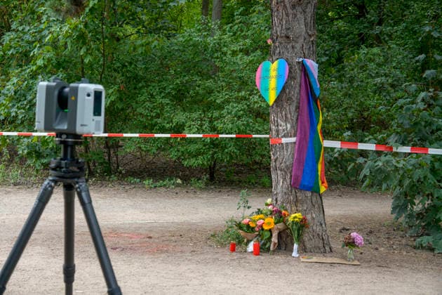Tatort CSD-Anschlag im Tiergarten, CSD, Terror, Anschlag, Spurensicherung, Berliner Christopher Street Day, Auto fährt in Menschenmenge, 1 Tote, 16 z.T. Schwerverletzte, News, Aktuelles , Berlin Tatort CSD-Anschlag im Tiergarten, Gedenktafel, Herz, CSD, Terror, Anschlag, Spurensicherung, Berliner Christopher Street Day, Auto fährt in Menschenmenge, 1 Tote, 16 z.T. Schwerverletzte, News, Aktuelles , Berlin *** Crime Scene: CSD Attack in Tiergarten, CSD, Terror, Attack, Forensic Investigation, Berlin Christopher Street Day, Car Plows Into Crowd, 1 dead, 16 seriously injured, News, Latest News, Berlin: CSD Attack Scene in Tiergarten, Memorial Plaque, Heart, CSD, Terror, Attack, Forensic Investigation, Berlin Christopher Street Day, Car Plo