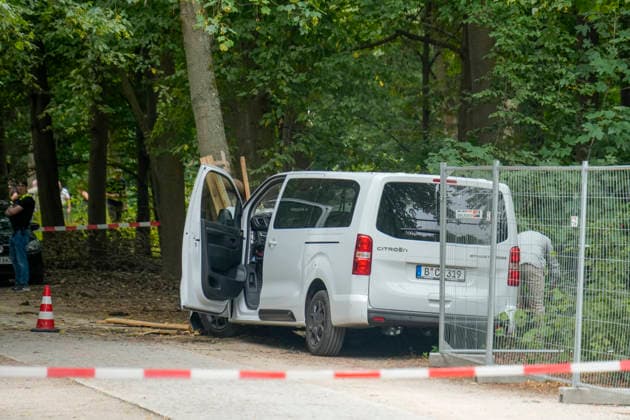Tatort CSD-Anschlag im Tiergarten, CSD, Terror, Anschlag, Spurensicherung, Berliner Christopher Street Day, Auto fährt in Menschenmenge, 1 Tote, 16 z.T. Schwerverletzte, News, Aktuelles , Berlin Tatort CSD-Anschlag im Tiergarten, CSD, Terror, Anschlag, Spurensicherung, Tatfahrzeug, Berliner Christopher Street Day, Auto fährt in Menschenmenge, 1 Tote, 16 z.T. Schwerverletzte, News, Aktuelles , Berlin *** Crime Scene: CSD Attack in Tiergarten, CSD, Terror, Attack, Forensic Investigation, Berlin Christopher Street Day, Car Plows Into Crowd, 1 dead, 16 injured, some seriously, News, Latest News, Berlin: CSD Attack Scene in Tiergarten, CSD, Terror, Attack, Forensic Investigation, Vehicle Used in the Attack, Berlin Christopher Street Day, Car
