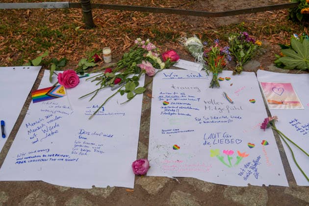 Tatort CSD-Anschlag im Tiergarten, CSD, Terror, Anschlag, Spurensicherung, Berliner Christopher Street Day, Auto fährt in Menschenmenge, 1 Tote, 16 z.T. Schwerverletzte, News, Aktuelles , Berlin Tatort CSD-Anschlag im Tiergarten, Blumen und Beileidsbekundungen, CSD, Terror, Anschlag, Berliner Christopher Street Day, Auto fährt in Menschenmenge, 1 Tote, 16 z.T. Schwerverletzte, News, Aktuelles , Berlin *** Crime Scene: CSD Attack in Tiergarten, CSD, Terror, Attack, Forensic Investigation, Berlin Christopher Street Day, Car Plows Into Crowd, 1 dead, 16 seriously injured, News, Latest News, Berlin: CSD Attack Scene in Tiergarten, Flowers and Condolences, CSD, Terror, Attack, Berlin Christopher Street Day, Car Plows into Crowd, 1 dead, 16