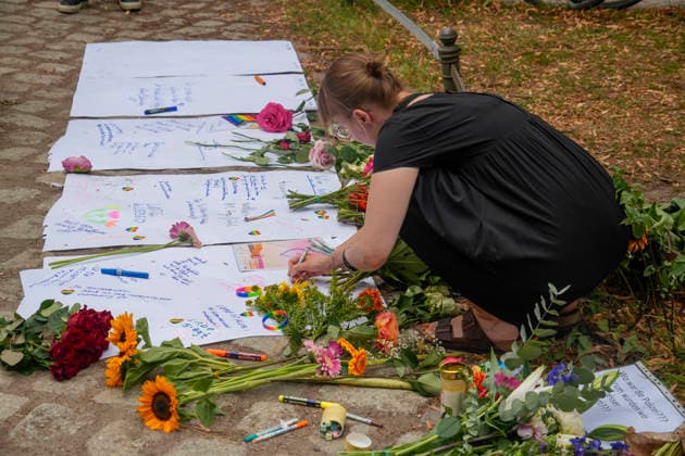 Tatort CSD-Anschlag im Tiergarten, Blumen und Beileidsbekundungen,CSD, Terror, Anschlag, Berliner Christopher Street Day, Auto fährt in Menschenmenge, 1 Tote, 16 z.T. Schwerverletzte, News, Aktuelles , Berlin Tatort CSD-Anschlag im Tiergarten, Blumen und Beileidsbekundungen, CSD, Terror, Anschlag, Berliner Christopher Street Day, Auto fährt in Menschenmenge, 1 Tote, 16 z.T. Schwerverletzte, News, Aktuelles , Berlin *** Crime Scene: CSD Attack in Tiergarten, Flowers and Condolences, CSD, Terror, Attack, Berlin Christopher Street Day, Car Plows Into Crowd, 1 dead, 16 injured, some seriously, News, Latest News, Berlin: CSD Attack in Tiergarten, Flowers and Condolences, CSD, Terror, Attack, Berlin Christopher Street Day, Car Plows Into Cr