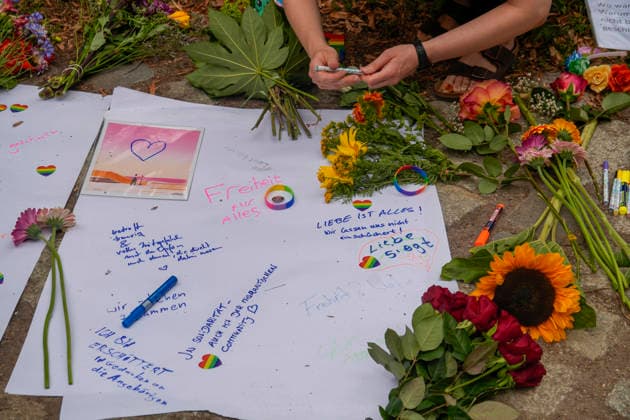 Tatort CSD-Anschlag im Tiergarten, Blumen und Beileidsbekundungen,CSD, Terror, Anschlag, Berliner Christopher Street Day, Auto fährt in Menschenmenge, 1 Tote, 16 z.T. Schwerverletzte, News, Aktuelles , Berlin Tatort CSD-Anschlag im Tiergarten, Blumen und Beileidsbekundungen, CSD, Terror, Anschlag, Berliner Christopher Street Day, Auto fährt in Menschenmenge, 1 Tote, 16 z.T. Schwerverletzte, News, Aktuelles , Berlin *** Crime Scene: CSD Attack in Tiergarten, Flowers and Condolences, CSD, Terror, Attack, Berlin Christopher Street Day, Car Plows Into Crowd, 1 dead, 16 injured, some seriously, News, Latest News, Berlin: CSD Attack in Tiergarten, Flowers and Condolences, CSD, Terror, Attack, Berlin Christopher Street Day, Car Plows Into Cr