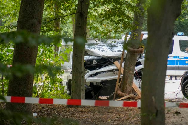 Tatort CSD-Anschlag im Tiergarten, CSD, Terror, Anschlag, Spurensicherung, Berliner Christopher Street Day, Auto fährt in Menschenmenge, 1 Tote, 16 z.T. Schwerverletzte, News, Aktuelles , Berlin Tatort CSD-Anschlag im Tiergarten, CSD, Terror, Anschlag, Spurensicherung, Tatfahrzeug, Berliner Christopher Street Day, Auto fährt in Menschenmenge, 1 Tote, 16 z.T. Schwerverletzte, News, Aktuelles , Berlin *** Crime Scene: CSD Attack in Tiergarten, CSD, Terror, Attack, Forensic Investigation, Berlin Christopher Street Day, Car Plows Into Crowd, 1 dead, 16 seriously injured, News, Latest News, Berlin: CSD Attack Scene in Tiergarten, CSD, Terrorism, Attack, Forensic Investigation, Vehicle Used in the Attack, Berlin Christopher Street Day, Car Pl