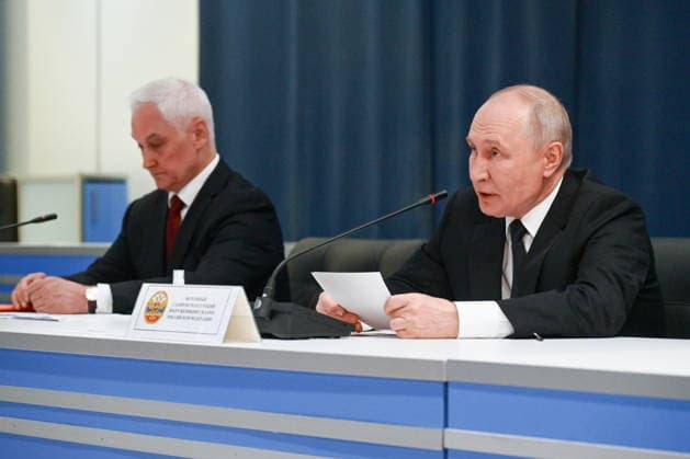 RUSSIA, ST PETERSBURG - JULY 26, 2026: Russia s President Vladimir Putin (R) and Defence Minister Andrei Belousov meet with servicemen at the Admiralty Building on Russian Navy Day. Alexei Danichev TASS  95485586