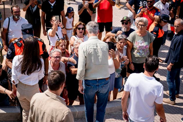 The King and Queen Visit Evacuees from the Western Mountain Range Fire in Villamanta, Madrid The King and Queen, King Felipe VI and Queen Letizia, during their visit to evacuees from the Western Mountain Range fire at the La Chopera sports center on July 26, 2026, in Villamanta, Madrid, Spain. The King and Queen visited the sports center to assess the situation of those affected, show their support for the displaced families, and thank the volunteers who are helping with care and assistance. The Madrid municipality of Villamanta is hosting residents evacuated from Villa del Prado, Aldea del Fresno, and other municipalities in the southwest of the region. JULY 26, 2026 On Foot Villamanta, Madrid Villamanta, Madrid, Spain  Copyright: xA.xPÃ rezxMecax 7688655