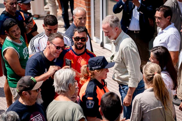The King and Queen Visit Evacuees from the Western Mountain Range Fire in Villamanta, Madrid The King and Queen, King Felipe VI and Queen Letizia, during their visit to evacuees from the Western Mountain Range fire at the La Chopera sports center on July 26, 2026, in Villamanta, Madrid, Spain. The King and Queen visited the sports center to assess the situation of those affected, show their support for the displaced families, and thank the volunteers who are helping with care and assistance. The Madrid municipality of Villamanta is hosting residents evacuated from Villa del Prado, Aldea del Fresno, and other municipalities in the southwest of the region. JULY 26, 2026 On Foot Villamanta, Madrid Villamanta, Madrid, Spain  Copyright: xA.xPÃ rezxMecax 7688657